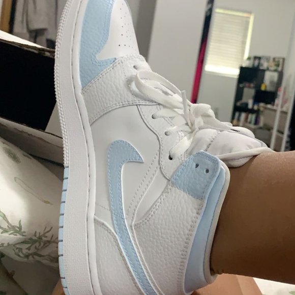 IN SEARCH OF SNEAKERS - Picture 6 of 8